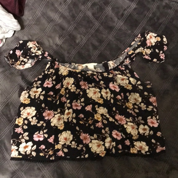 Forever 21 Tops - ❌SOLD❌Flow-y Floral Crop Top